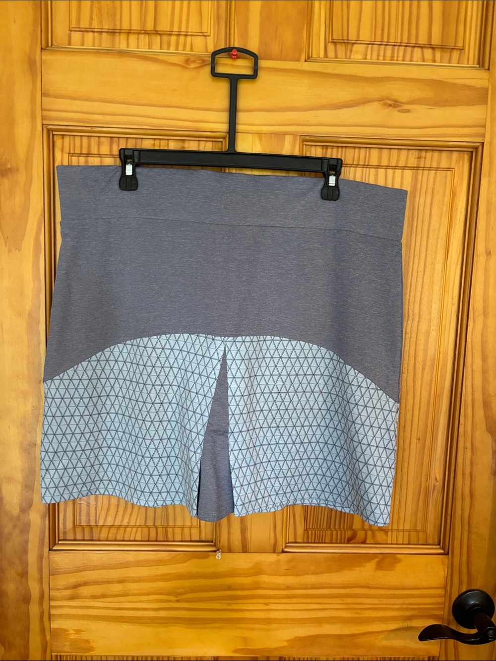 Stylish Gray Golf Skort with Light Blue Geometric Panel